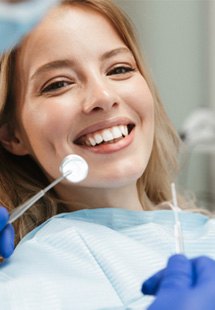 patient visiting dentist for checkup 