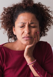 woman with dental emergency 